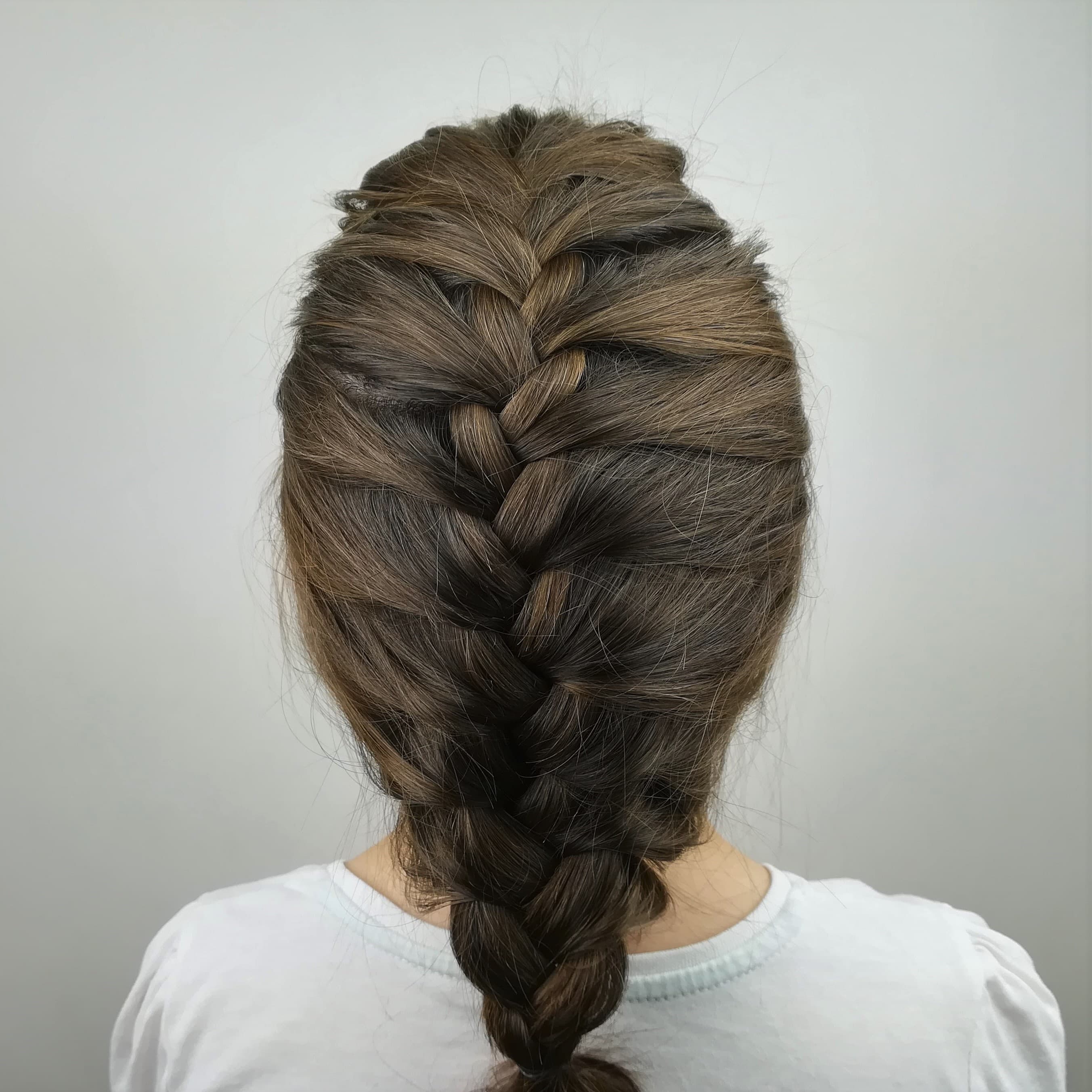 Trenza de raíz terminada vista desde atrás