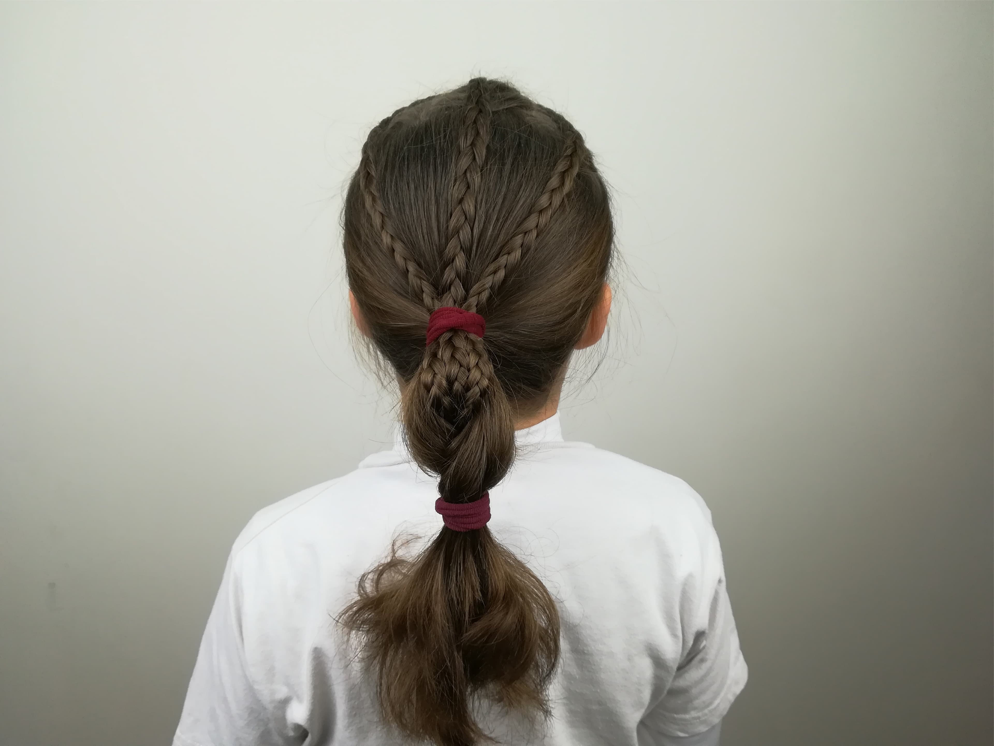 Peinado recogido con trenzas finas visto desde atrás