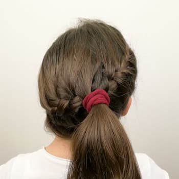 Trenza espiga doble unida en una coleta central