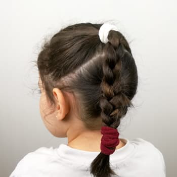 Trenzas entrelazadas sobre dos coletas inferior y superior