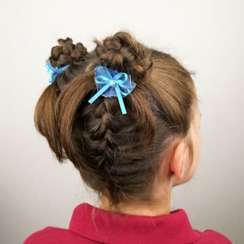 Doble trenza invertida con moño alto