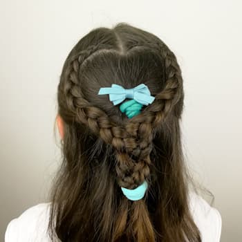 Peinado de trenza francesa invertida con forma de corazón