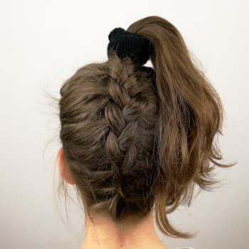 Trenza invertida en relieve con coleta alta