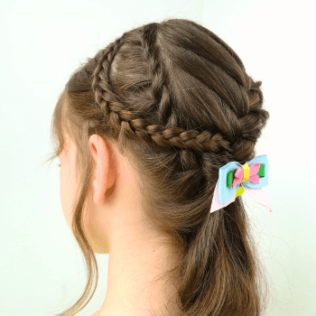 Peinado con varias trenzas diferentes para niñas