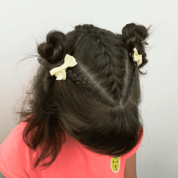 Trenzas en triángulo y moños despeinados