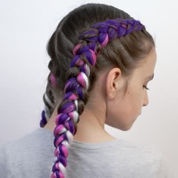 Trenzas boxeadoras con extensiones de colores