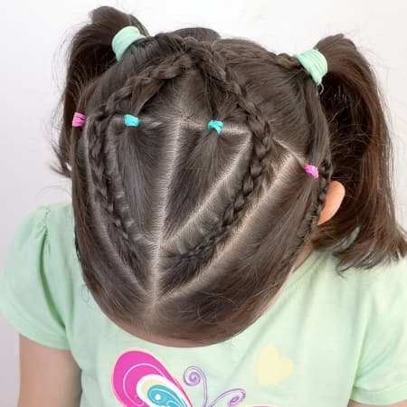 Peinado con ligas de colores y trenzas pegadas