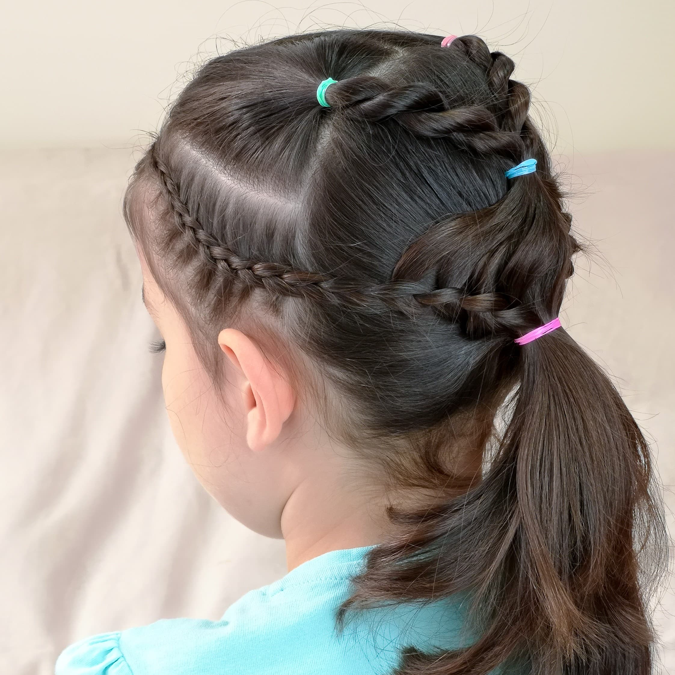Peinado con ligas y trenzas pegadas