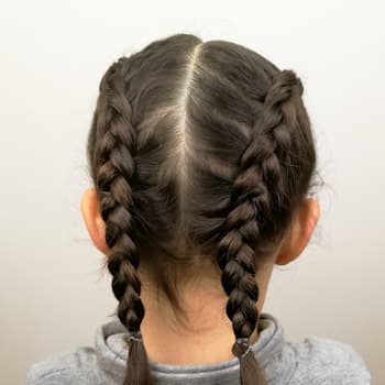 Doble trenza raíz en relieve, peinado muy de moda