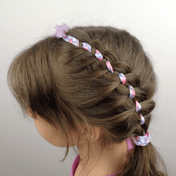 Trenza de cuatro cabos adornada con cinta de colores