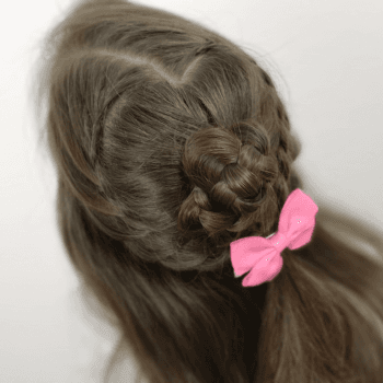 Peinado romántico con trenzas para niñas, fácil de realizar