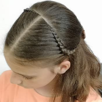 Peinado fácil de media coleta con trenza de encaje
