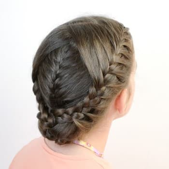 Peinado sencillo y elegante para niñas juntando 3 trenzas francesas