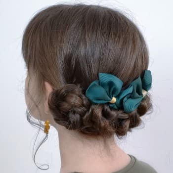 Peinado de fiesta de moños bajos con trenzas