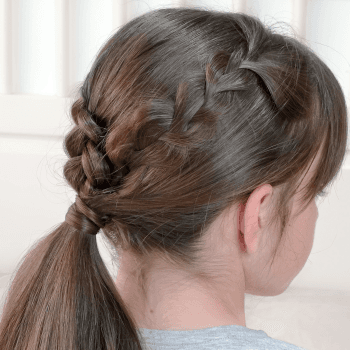 Coleta baja elegante con trenza holandesa