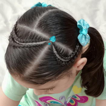 Peinado con trenzas de encaje y dos coletas