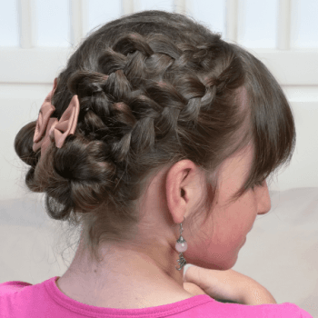 Recogido sencillo con doble moño y trenzas holandesas