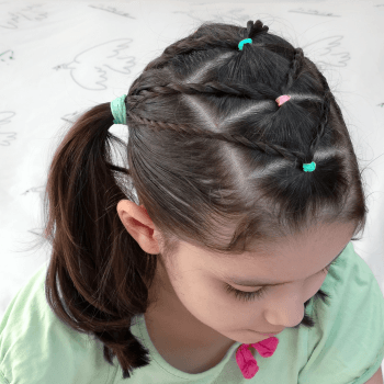 Peinado con ligas y trenzas de cordón