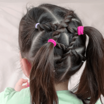 Peinado fácil y rápido para niñas con ligas de colores