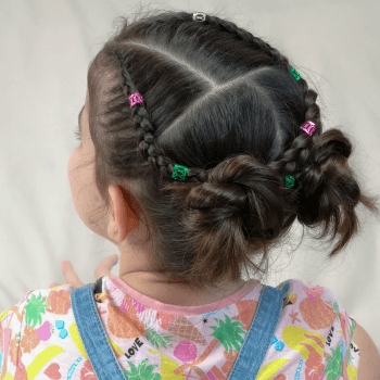 Trenzas despeinadas en los moños, ideal en pelo corto
