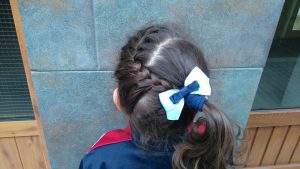 trenza francesa terminada con una cola lateral 
